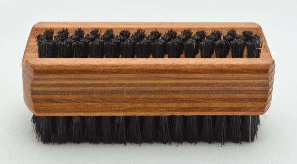 Handwaschbürste Schichtholz mit Griffmulden. 6 und 4 Reihen schwarze Naturborsten. Bürstenfabrik Keller seit 1869. Handwaschbürste Schichtholz mit Griffmulden. 6 und 4 Reihen schwarze Naturborsten. Bürstenfabrik Keller seit 1869.